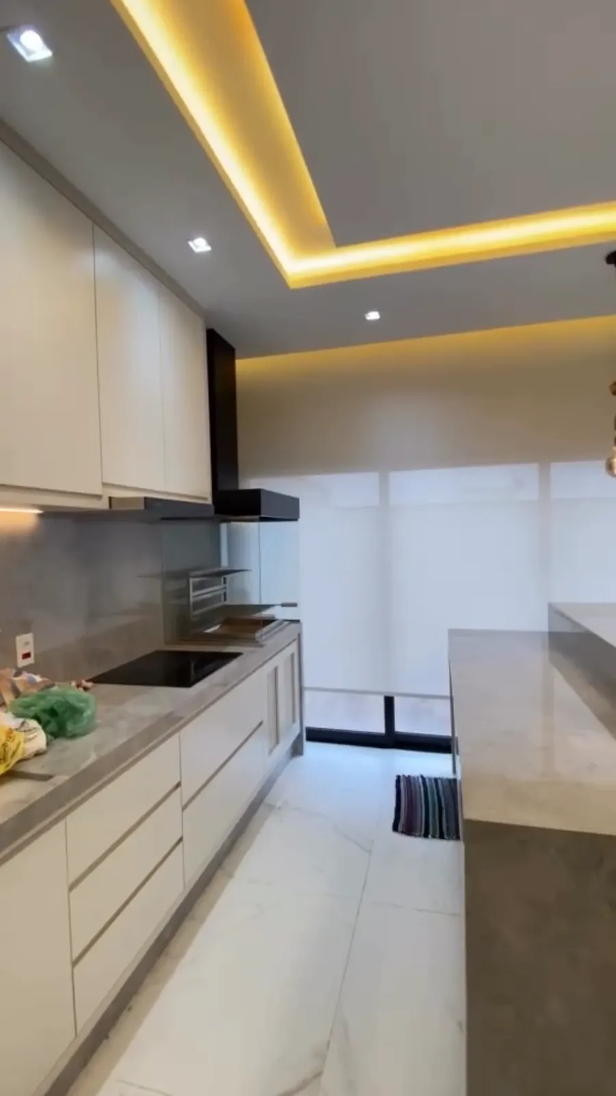 Cozinha com rolô screen ao fundo, sobre a bancada