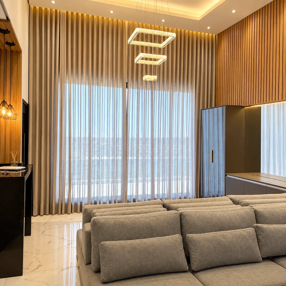 Sala de estar com cortina sob medida instalada