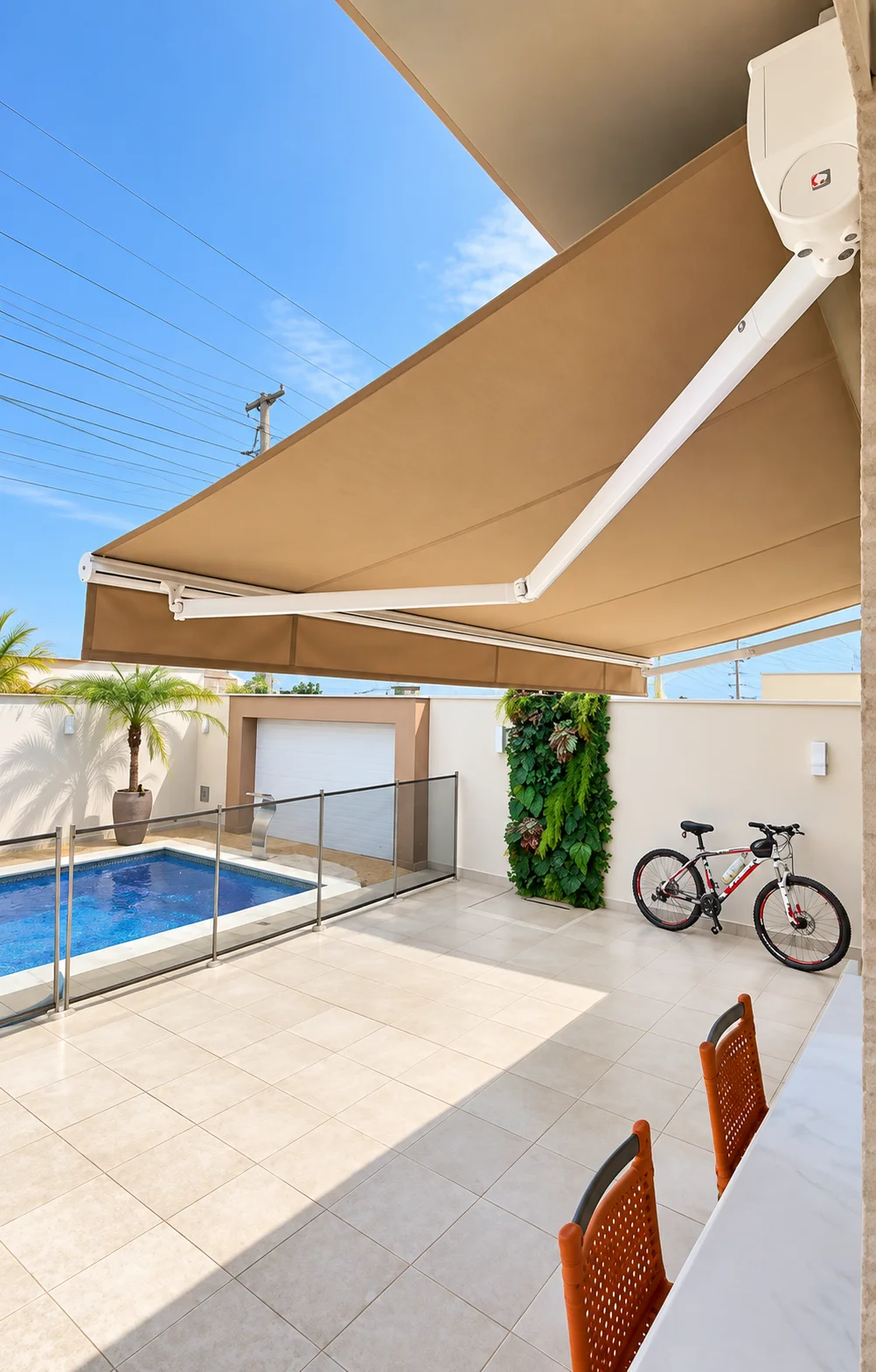 Pátio moderno com toldo protegendo a área externa